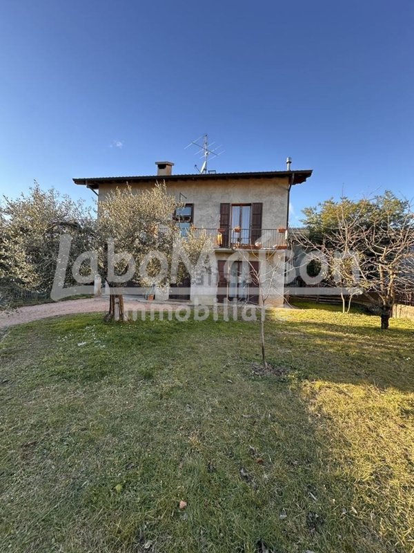 casa indipendente in vendita a Cocquio-Trevisago