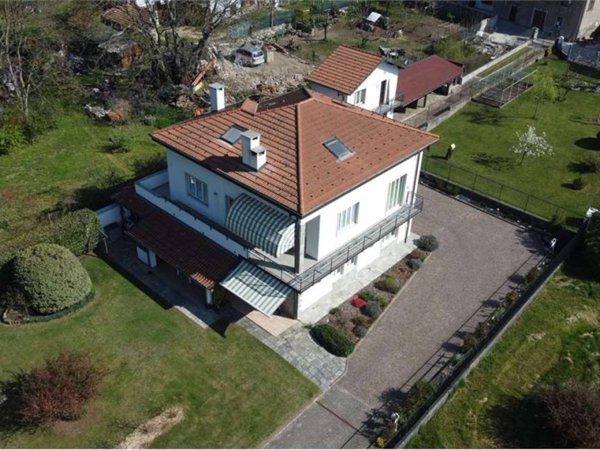 casa indipendente in vendita a Cocquio-Trevisago