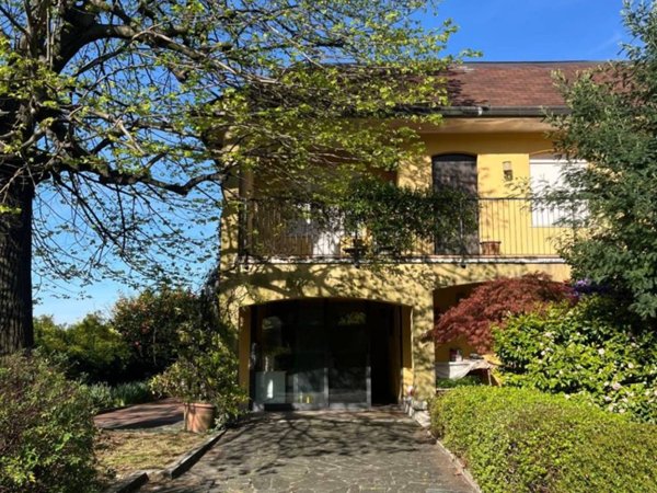 casa indipendente in vendita a Cocquio-Trevisago