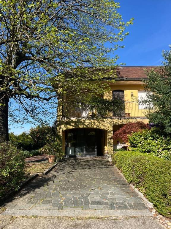 casa indipendente in vendita a Cocquio-Trevisago