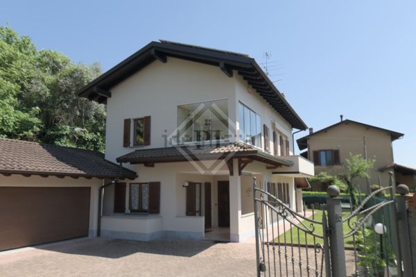 casa indipendente in vendita a Cocquio-Trevisago