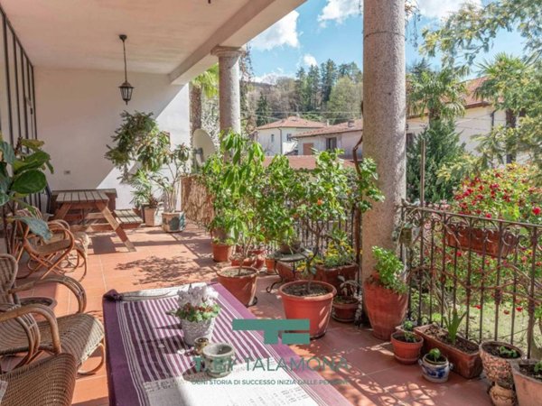 casa indipendente in vendita a Cocquio-Trevisago