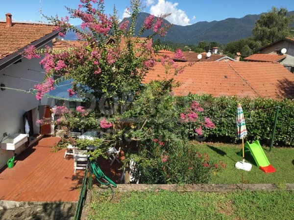 casa indipendente in vendita a Cocquio-Trevisago