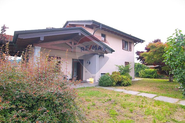 casa indipendente in vendita a Cocquio-Trevisago