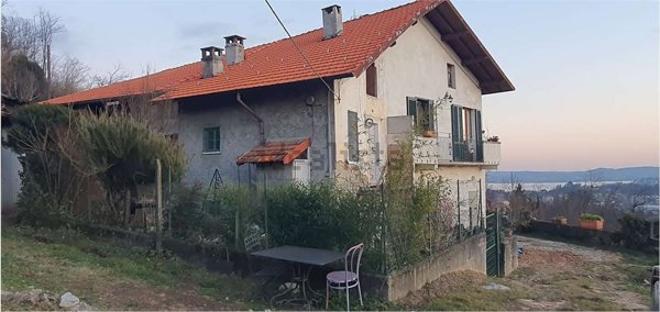appartamento in vendita a Cocquio-Trevisago