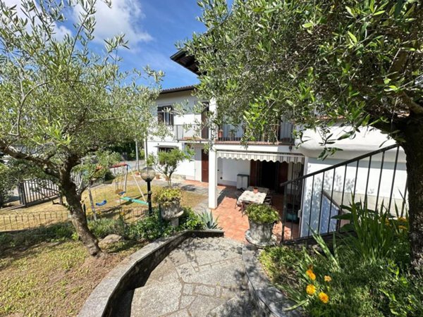 casa indipendente in vendita a Cocquio-Trevisago