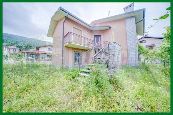 casa indipendente in vendita a Cocquio-Trevisago