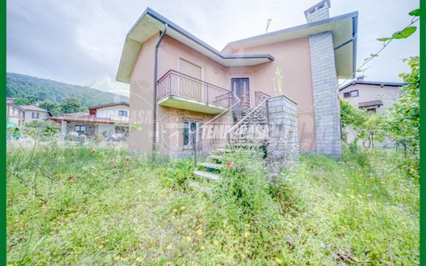 casa indipendente in vendita a Cocquio-Trevisago