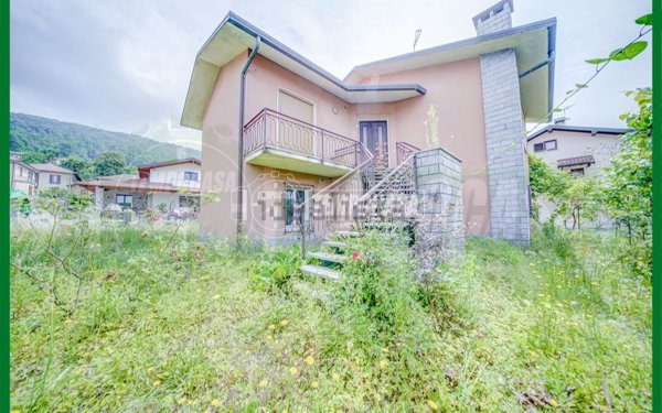 casa indipendente in vendita a Cocquio-Trevisago