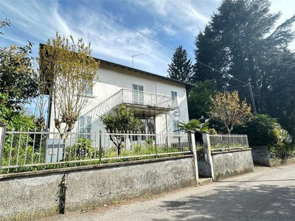 casa indipendente in vendita a Cocquio-Trevisago