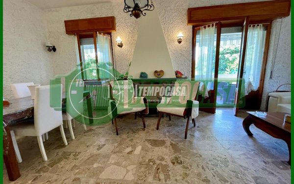 casa indipendente in vendita a Cocquio-Trevisago