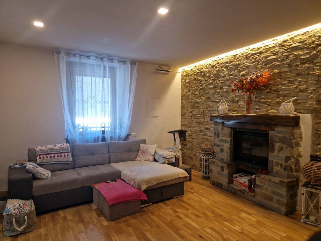 casa indipendente in vendita a Cocquio-Trevisago