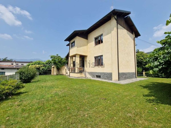 casa indipendente in vendita a Cocquio-Trevisago
