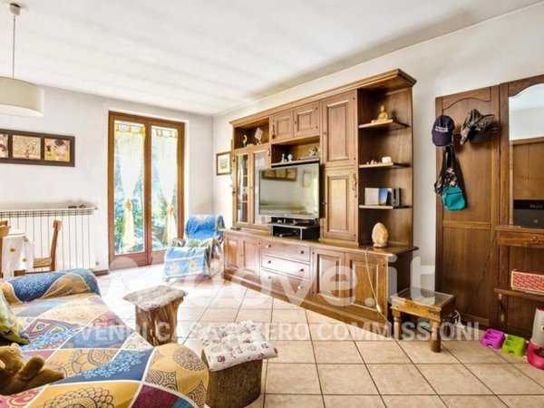 casa indipendente in vendita a Cocquio-Trevisago