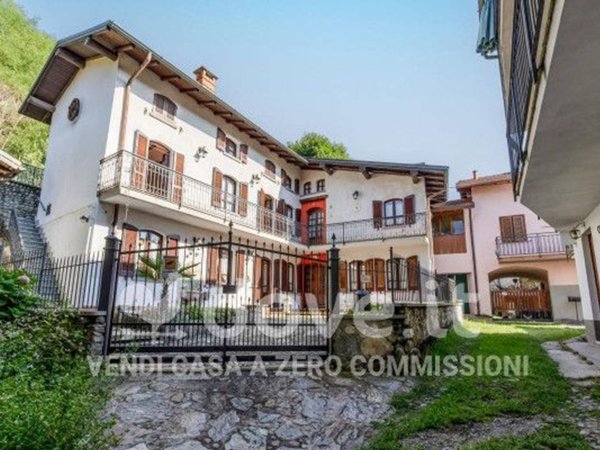 casa indipendente in vendita a Cocquio-Trevisago