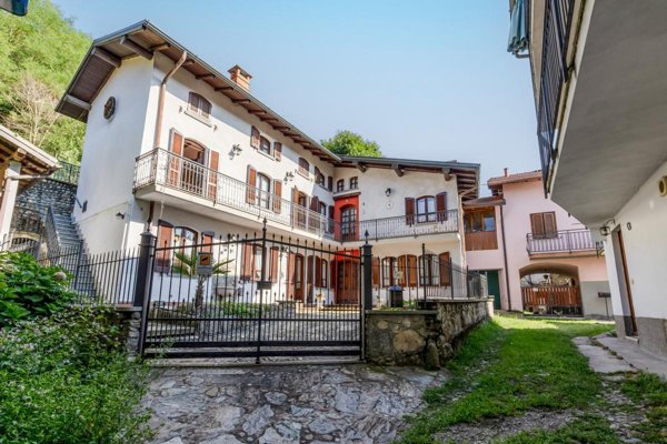 casa indipendente in vendita a Cocquio-Trevisago