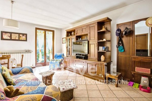 casa indipendente in vendita a Cocquio-Trevisago