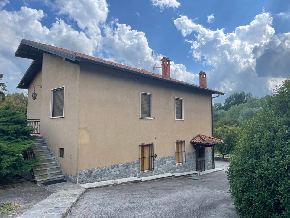 casa indipendente in vendita a Cocquio-Trevisago