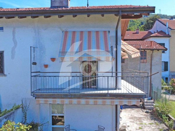 casa indipendente in vendita a Cocquio-Trevisago