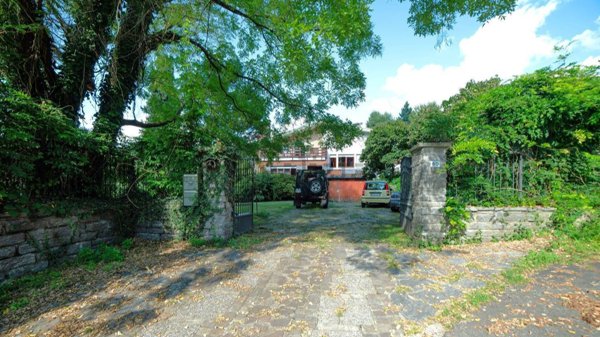 casa indipendente in vendita a Cocquio-Trevisago