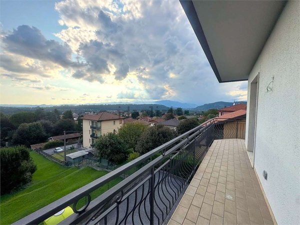 appartamento in vendita a Cocquio-Trevisago