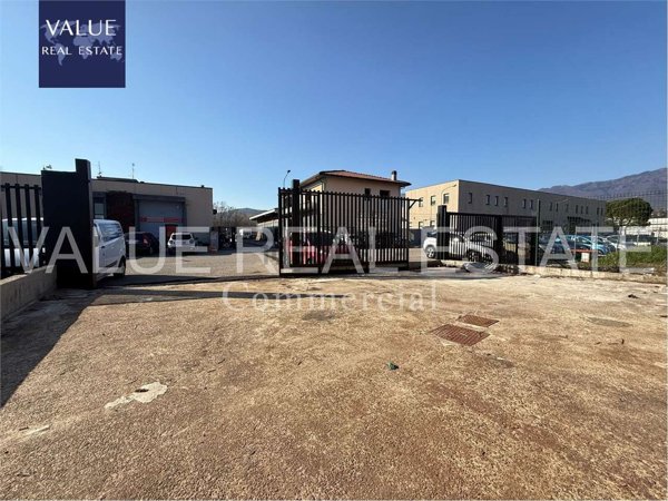 locale commerciale in vendita a Cocquio-Trevisago