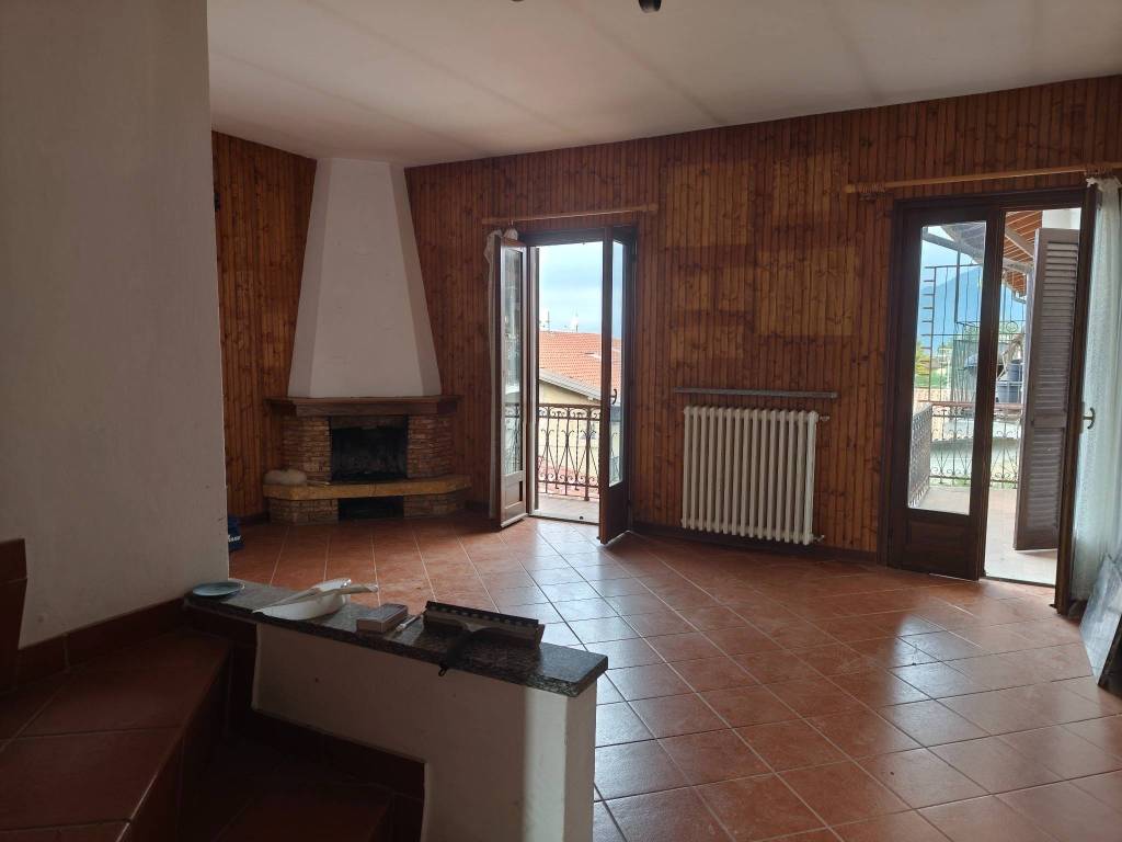 casa indipendente in vendita a Cocquio-Trevisago