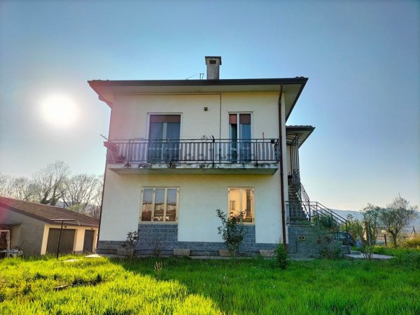 casa indipendente in vendita a Cocquio-Trevisago