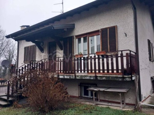 casa indipendente in vendita a Cocquio-Trevisago