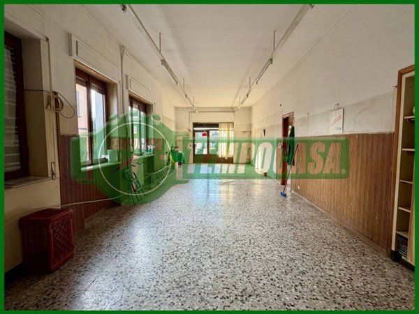 negozio in vendita a Cocquio-Trevisago