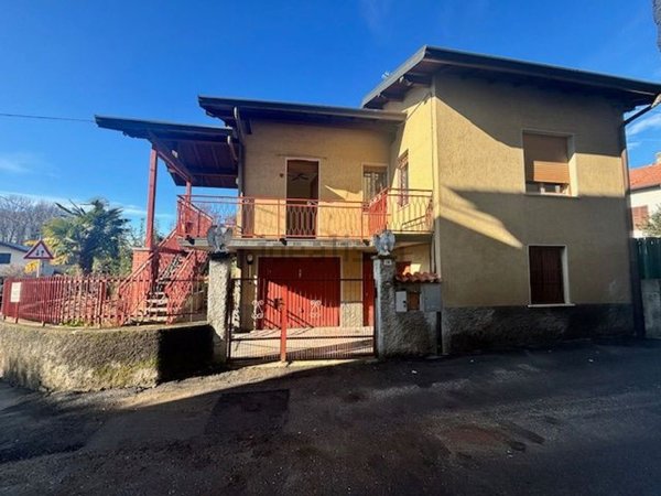 casa indipendente in vendita a Cocquio-Trevisago