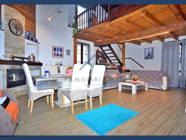 casa indipendente in vendita a Cocquio-Trevisago