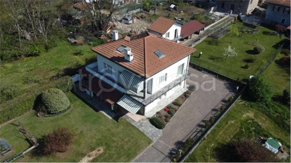 casa indipendente in vendita a Cocquio-Trevisago