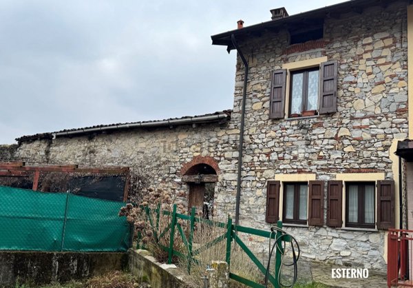 casa indipendente in vendita a Cocquio-Trevisago