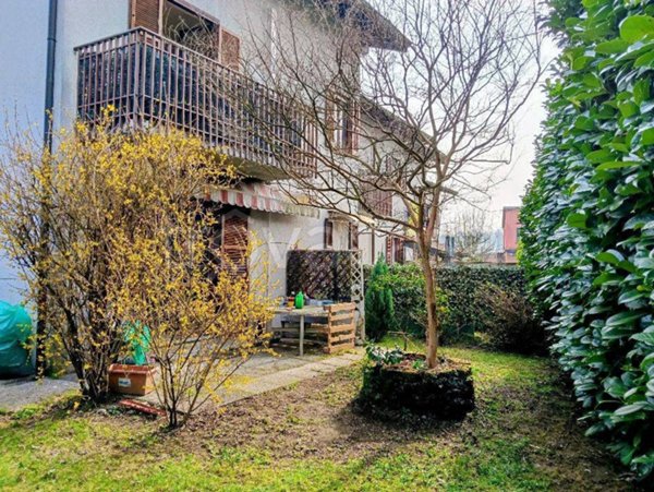 casa indipendente in vendita a Cocquio-Trevisago