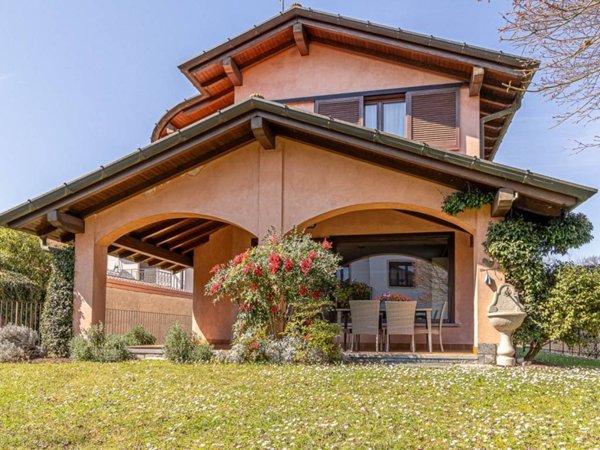 casa indipendente in vendita a Cocquio-Trevisago