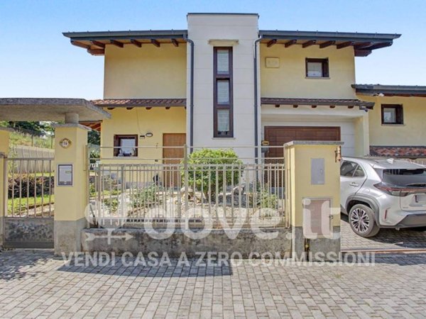 casa indipendente in vendita a Cocquio-Trevisago