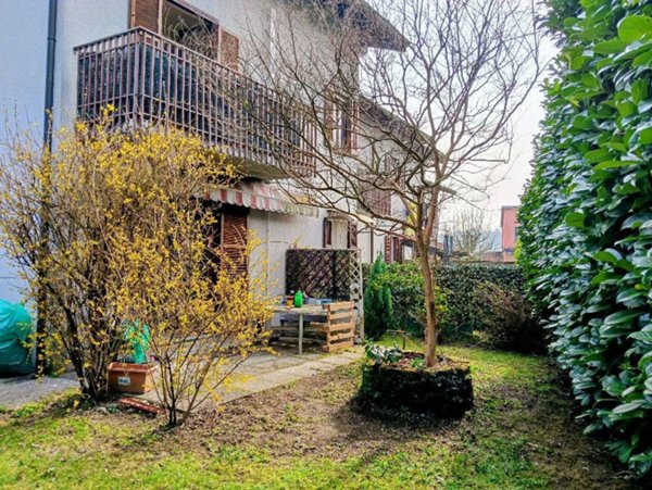 casa indipendente in vendita a Cocquio-Trevisago