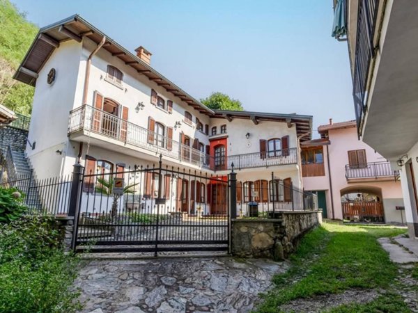 casa indipendente in vendita a Cocquio-Trevisago