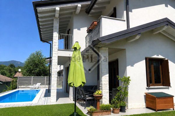 casa indipendente in vendita a Cocquio-Trevisago
