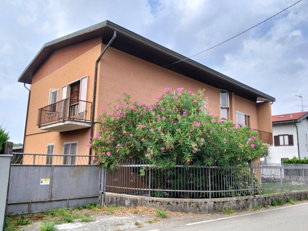casa indipendente in vendita a Cocquio-Trevisago