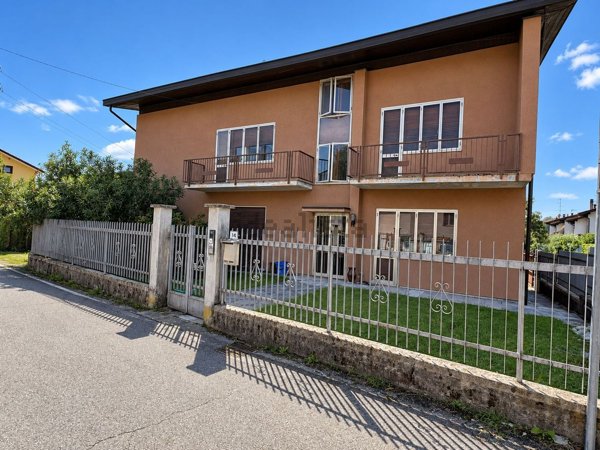 casa indipendente in vendita a Cocquio-Trevisago