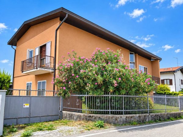 casa indipendente in vendita a Cocquio-Trevisago