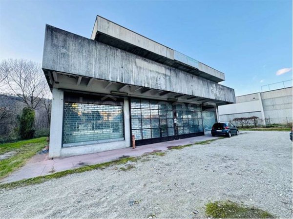 locale commerciale in vendita a Comabbio
