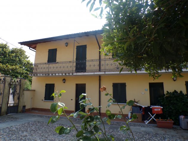 casa semindipendente in vendita a Comabbio