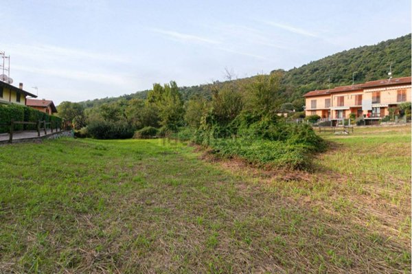 terreno edificabile in vendita a Comabbio