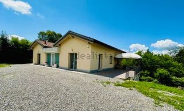 casa indipendente in vendita a Comerio