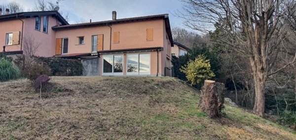 casa indipendente in vendita a Comerio