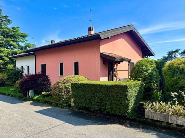 casa indipendente in vendita a Comerio