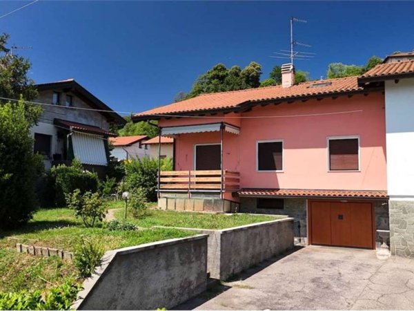 casa indipendente in vendita a Comerio